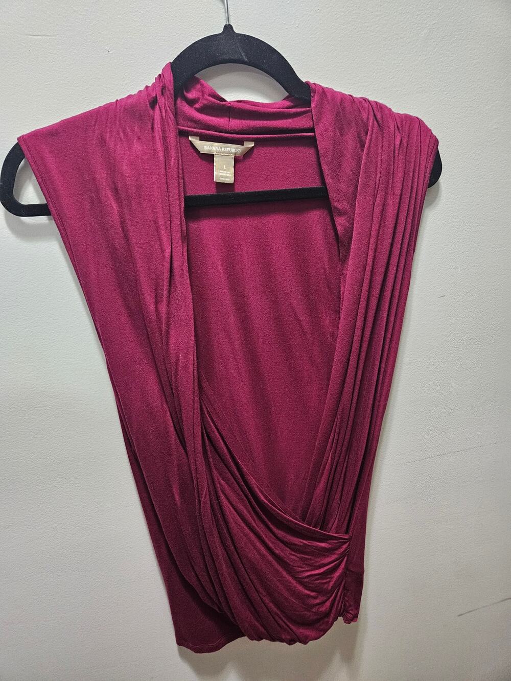 EUC! Beautiful Banana Republic Berry Red / Deep Fuchsia Deep V-Neck Top Large